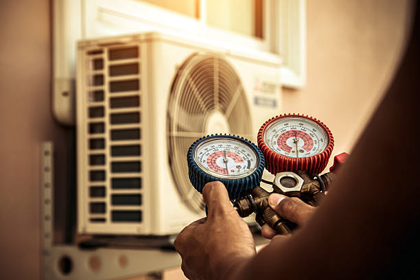 Professional Hvac technician working in Denver, IA